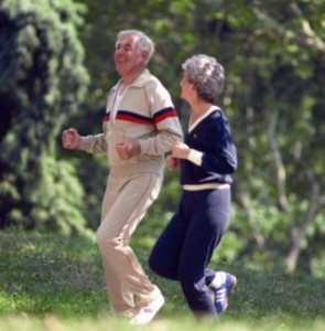 Mayores haciendo ejercicio en el parque