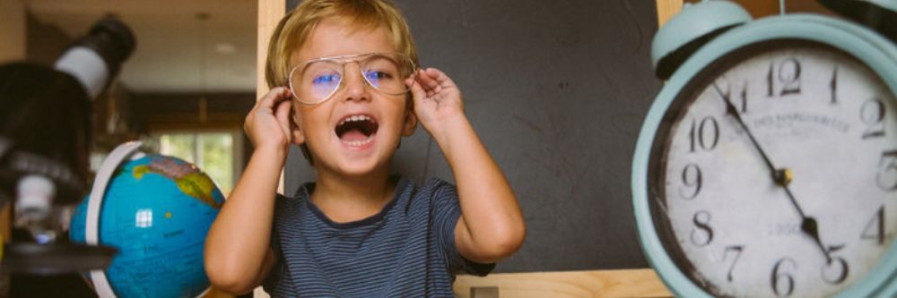 Niño preparándose para la vuelta al cole