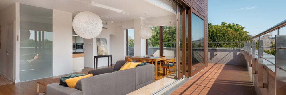Piso con ventanas abiertas para mantener la casa fresca
