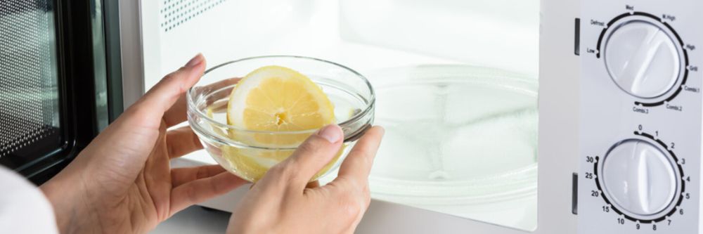 Trucos-y-consejos-para-limpiar-el-microondas-con-limon