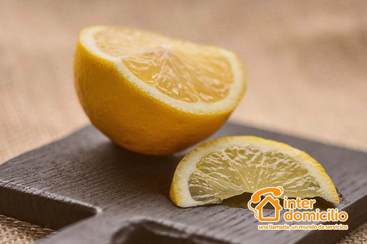 limpiar-el-microondas-con-limon