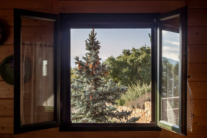 Ventana abierta de casa por la que entra luz natural
