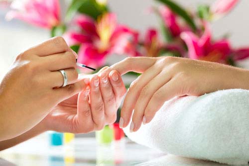 mujeres-haciendo-una-manicura