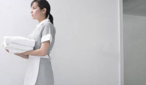 empleada domestica con toallas en getafe