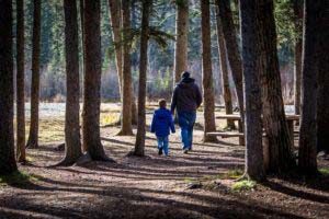 un-nino-y-su-padre-en-el-bosque