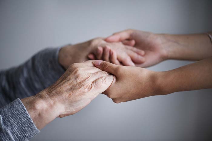 ayuda-a-ancianos-al-levantarse