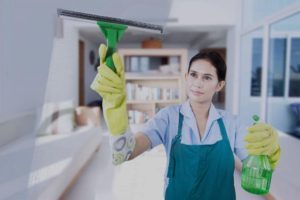 empleada-domestica-limpiando-en-mostoles
