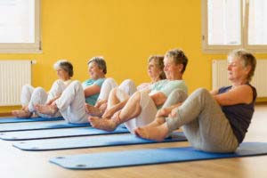 Personas mayores haciendo yoga