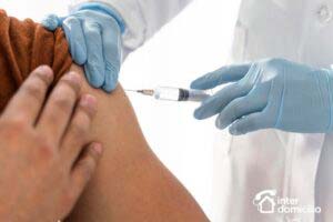 enfermera-vacunanco-a-un-paciente
