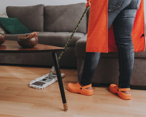 limpiando el suelo casa tarragona