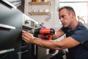 manitas-reparando-horno-en-tarragona