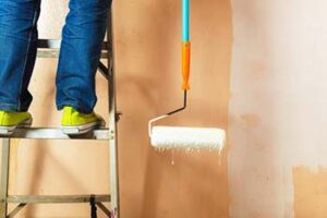 pintor-en-benifaio-pintando-una-casa