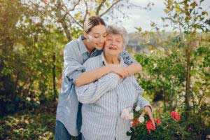 abuela-con-cuidadora