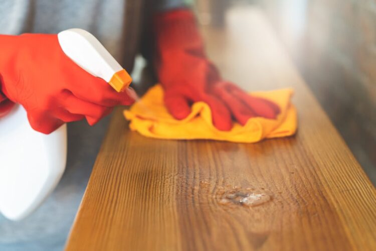 Cómo recuperar el brillo perdido en muebles de madera