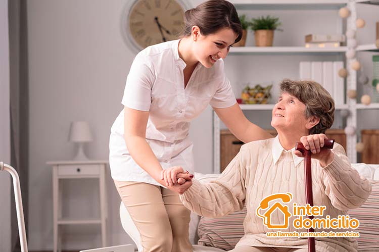 cuidado de mayores en casa o en residencia