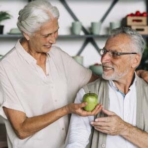 personas-mayores-comiendo-con-dieta-mediterranea