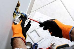 electricista-arreglando-cables-en-coslada y san fernando