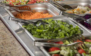 Buffet de ensalada en un colegio