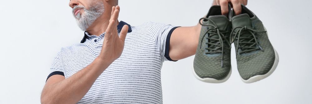 ¿Cómo puedo eliminar la humedad de los zapatos
