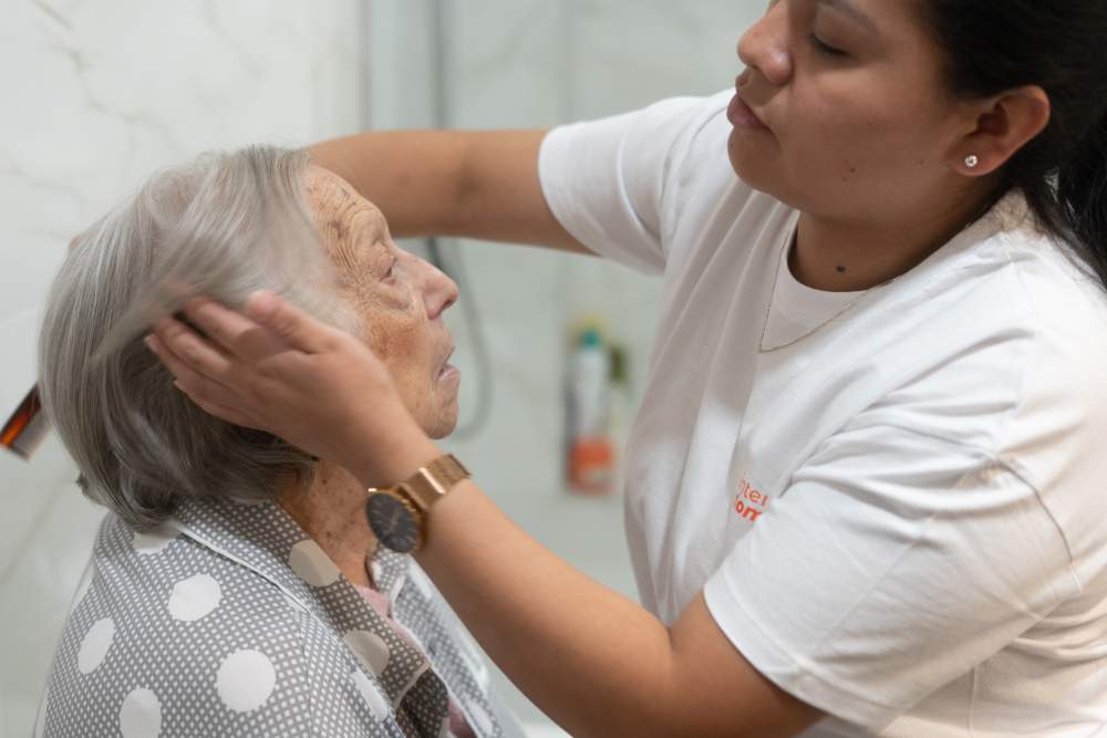 contratar-cuidador-de-personas-mayores