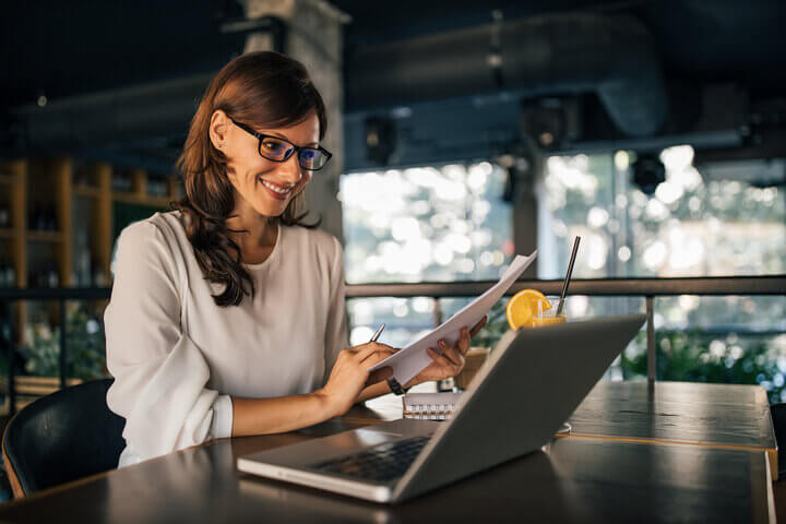 mujer buscando formas de financiación para su empresa