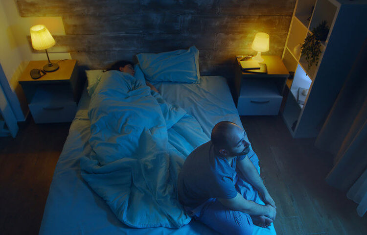 Hombre no puede dormir por la noche por el calor