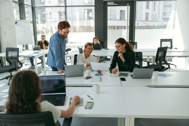 Grupo de personas tratando sobre la red de franquicias de su empresa