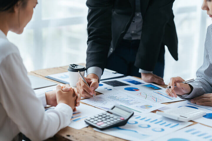 Grupo de 3 personas hablando sobre situación financiera