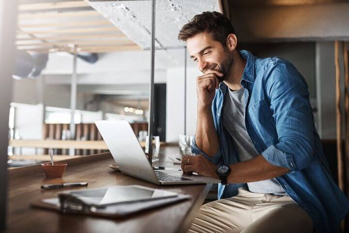 Hombre mirando el ordenador en un coworking